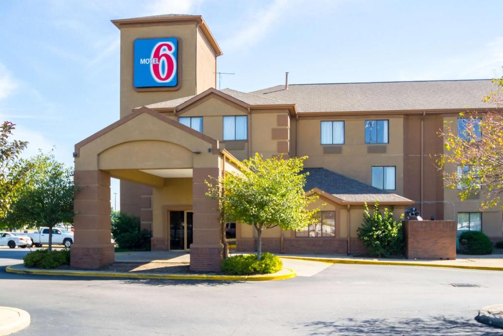 Motel 6-Indianapolis IN - Airport Main image 1